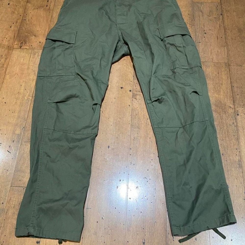 Olive green cargo pants with adjustable waist and cuffs. Size: L